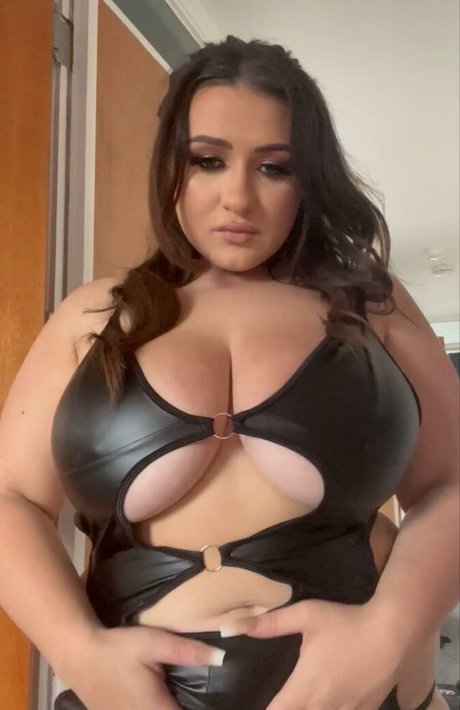 Indigo com Oben ohne OnlyFans