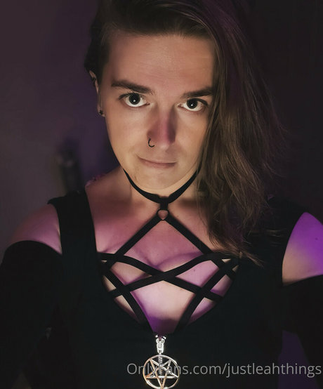 justleahthings OnlyFans nackte Brüste