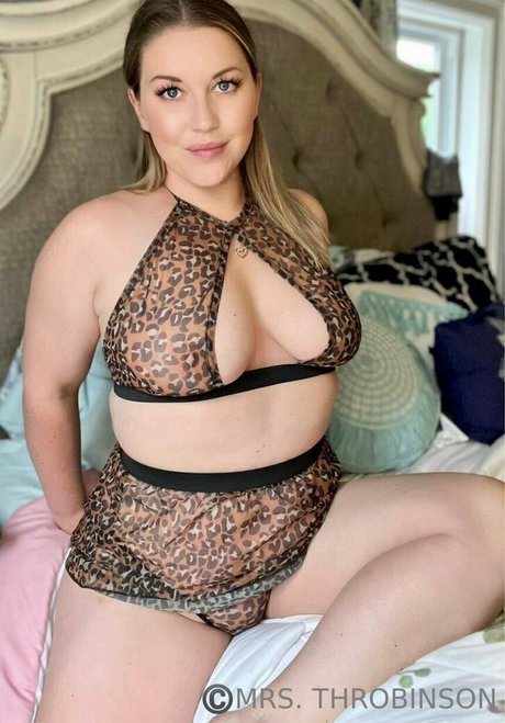 mrs throbinson OnlyFans Striptease