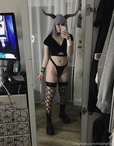 Moshpitmi Nacktbilder auf OnlyFans