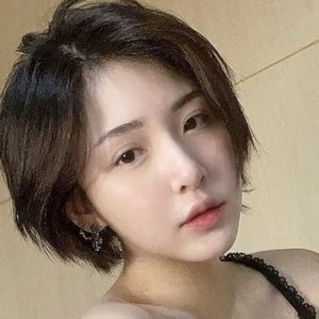 b saya OnlyFans Leak