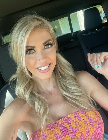 hollyhotwifevip OnlyFans Lesbisch