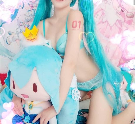 Saya Scarlet Nacktbilder auf OnlyFans