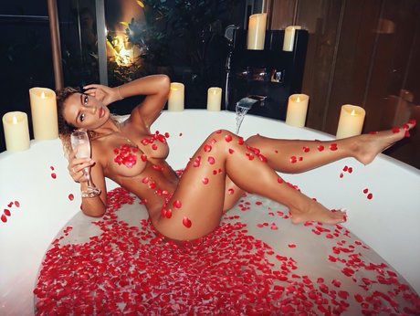 Jena Frumes Nacktpornos auf OnlyFans