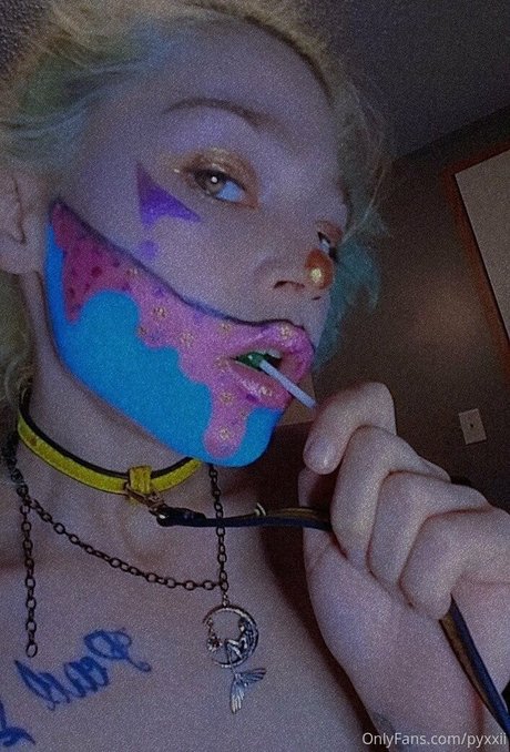 pyxxii OnlyFans Model Bilder