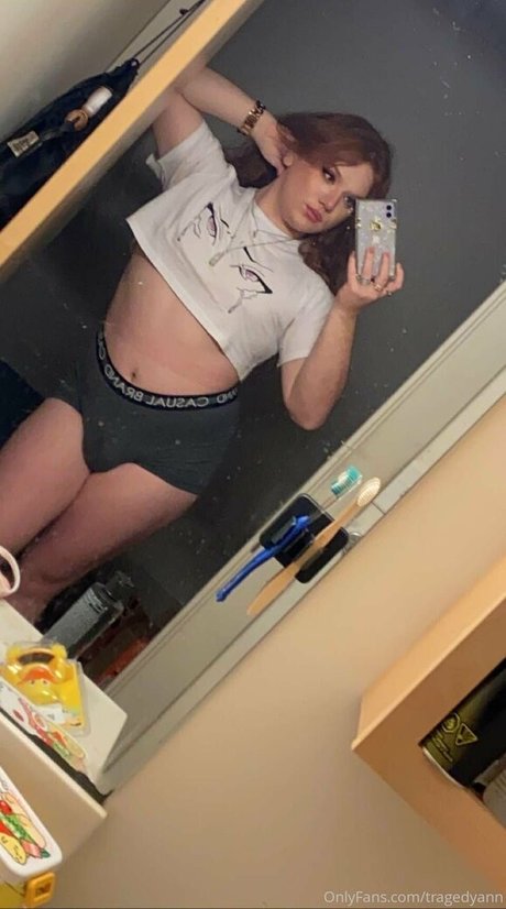 tragedyann OnlyFans nackte Brüste