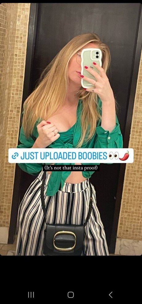 vixyless OnlyFans Striptease