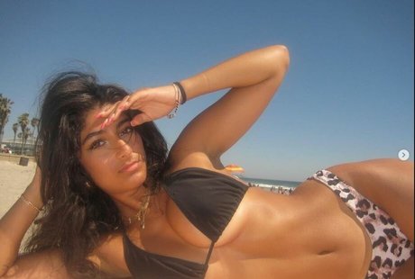 Donya Shabani OnlyFans Striptease