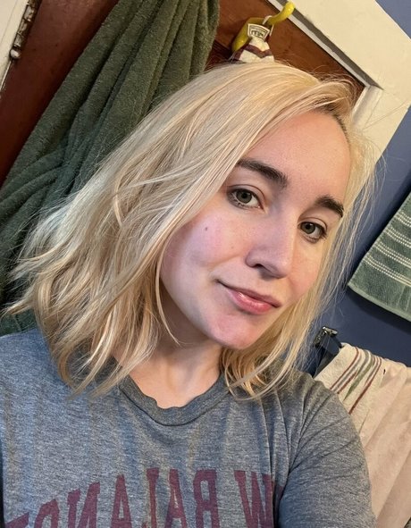 Erin Postsoffice Titten OnlyFans