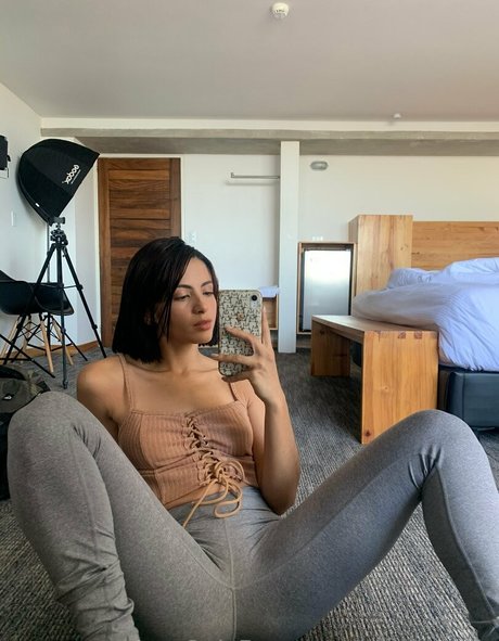 bluchanelle OnlyFans Model Fotos