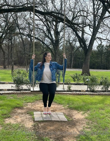 hotwife brookeblaze OnlyFans Striptease