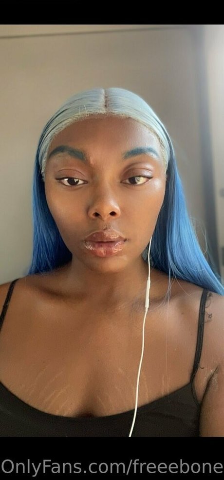 freeebonee OnlyFans Model Bilder