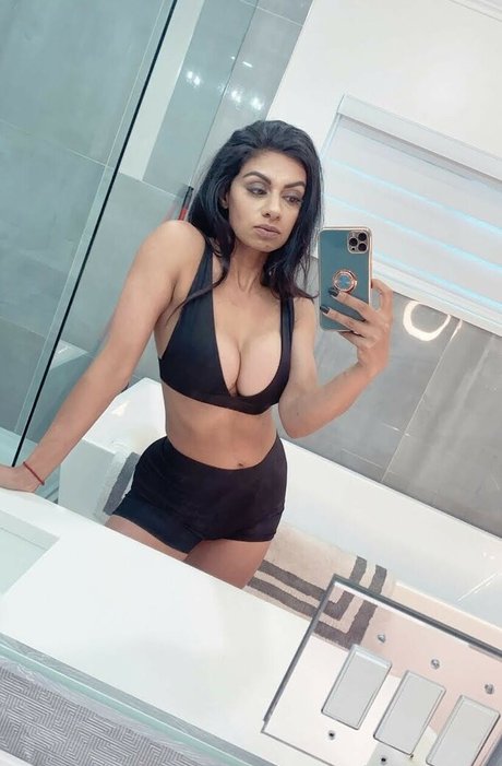 Skinnyroti OnlyFans Striptease