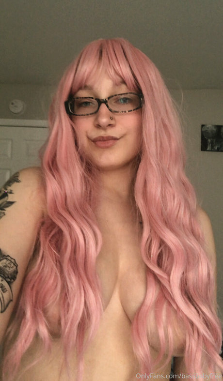 bassbabyfree OnlyFans Model Bilder