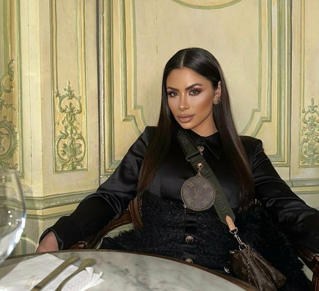 Alus OnlyFans nackte Brüste