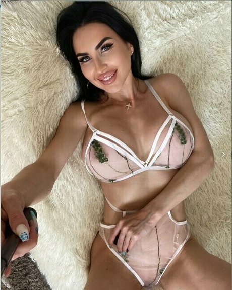 sa mi ra Strip OnlyFans