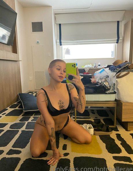 bimbo-onlyfans heiß nackt Porträt