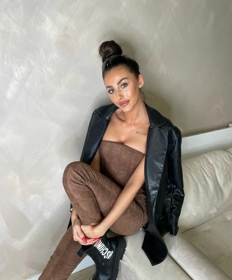 Chloe Veitch OnlyFans schlank