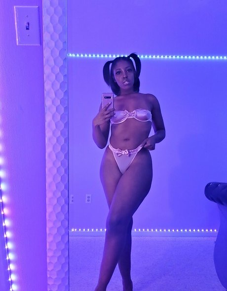 mirascarlett OnlyFans nackte Brüste