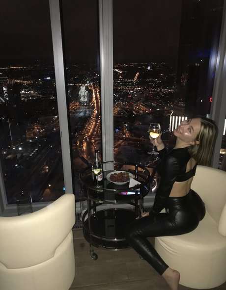 elllleeee OnlyFans Striptease