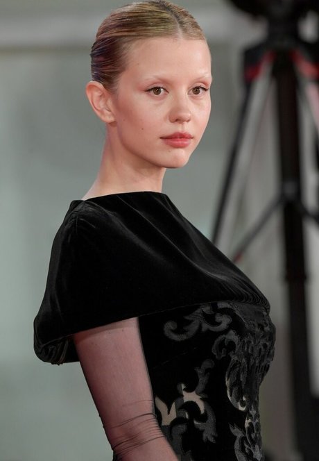 Mia Goth Oben ohne OnlyFans