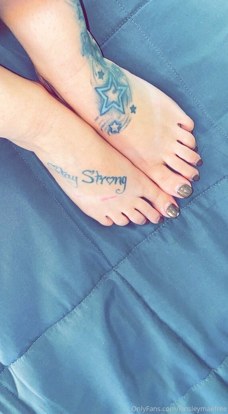 kinsleymaefree OnlyFans nackte Brüste