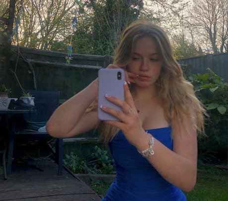 charlottebrayy OnlyFans nackte Brüste