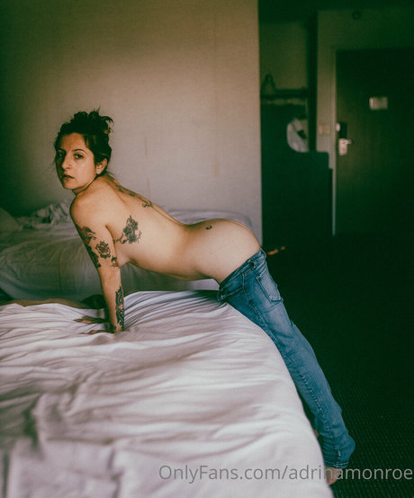 adrinamonroe OnlyFans nackte Brüste