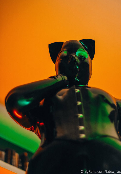 latex fox NurlyFans-Pornos