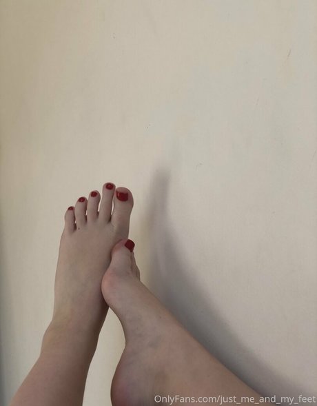 just me and my feet OnlyFans schlank