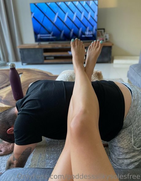 goddesssilkysolesfree OnlyFans Bilder