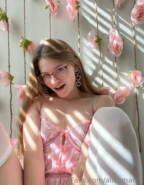 Alice March OnlyFans Gratis-Inhalte