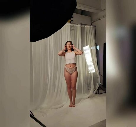 a pozuje OnlyFans Sex