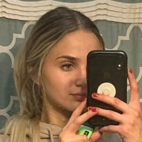 Royal Papaya OnlyFans Striptease