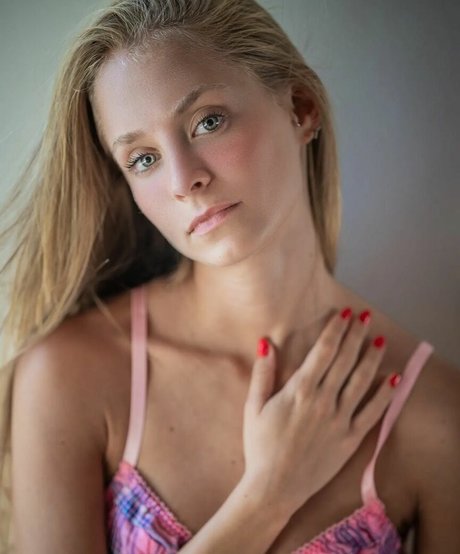 elabarkay OnlyFans-Bilder