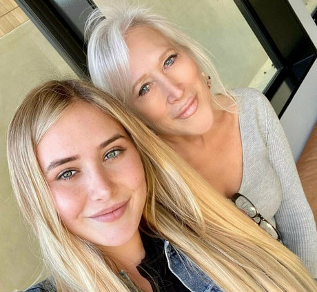 suzieandhannahfree OnlyFans-Leaks