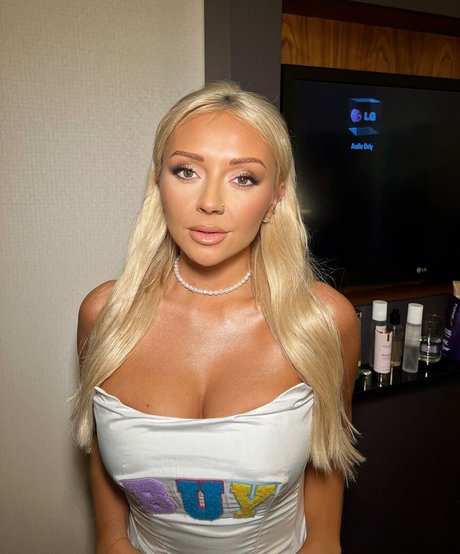 brünette milf onlyfans schön nackt Selfie