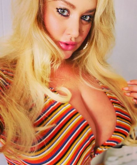 BlondiePomie OnlyFans Model Bilder