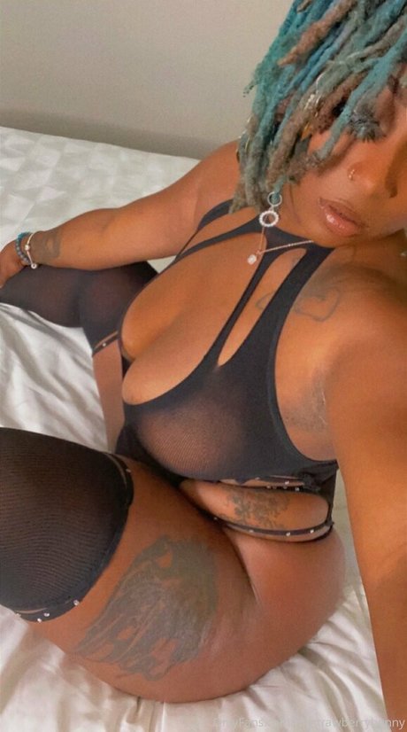 mzstrawberryhenny Leaks von OnlyFans