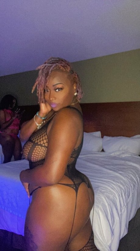 mzstrawberryhenny OnlyFans