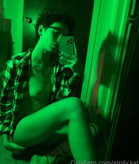 emily kat Oben ohne OnlyFans