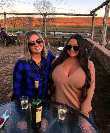 Jenn M OnlyFans Model Bilder