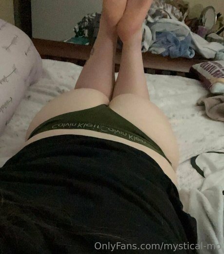 mystical mo OnlyFans nackte Brüste