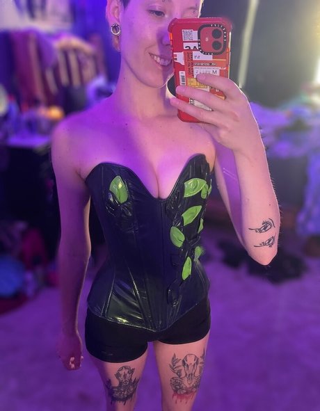 Alieninara OnlyFans-Creator