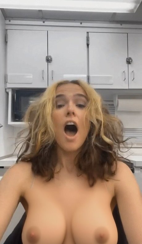 asiatische falsche titten onlyfans heiß nackt Teaser