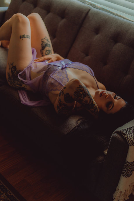 Thatsoraven95 OnlyFans Model Fotos