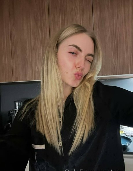 eva e Nackt auf OnlyFans