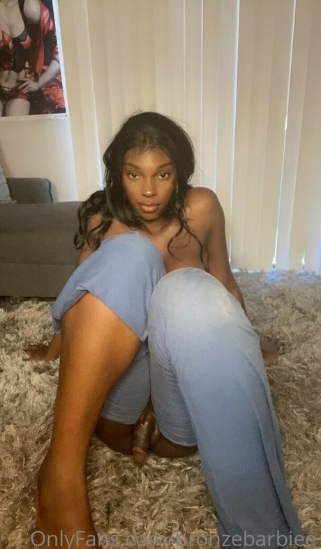 bronzebarbie2 OnlyFans Model Fotos
