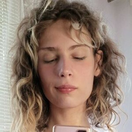 Marie Antoinette 2077 OnlyFans Brüste Bild