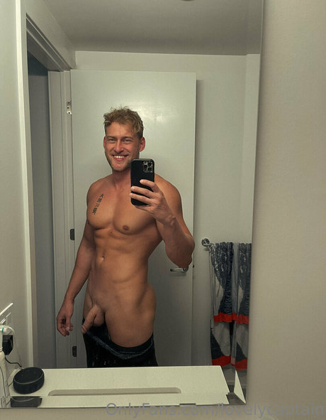 lovelycaptain OnlyFans Striptease